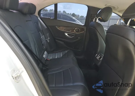 2015 Mercedes-Benz C 300 z USA, uszkodzony, nr VIN 55SWF4JB3FU092326